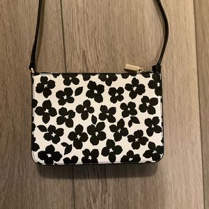 MAKE AN OFFER🌺NEW w/o tags Blk/White flowers Kate Spade crossbody bag🌺